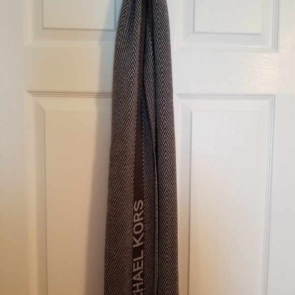 🧣 Michael Kors Winter Scarf NWT - Picture 2 of 5